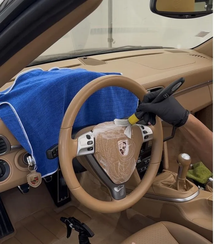 Nettoyage du volant d'une Porsche 911