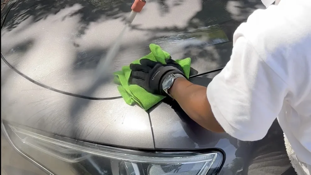 Nettoyage vapeur du capot d'un véhicule de flotte par CARSTEAM