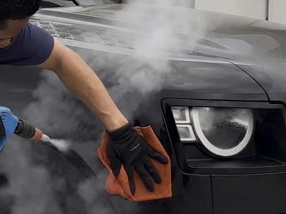 Nettoyage vapeur du phare avant d'un Land Rover Defender par CARSTEAM