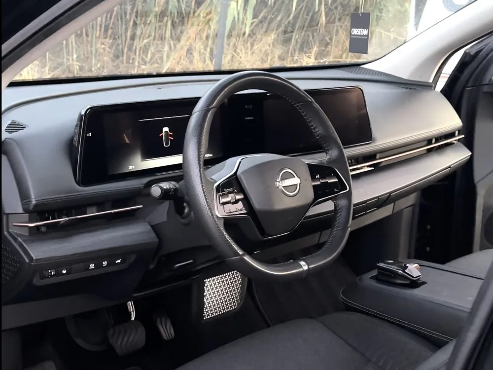Intérieur impeccable d'un véhicule de flotte préparé par CARSTEAM, porte-clés CARSTEAM au rétroviseur