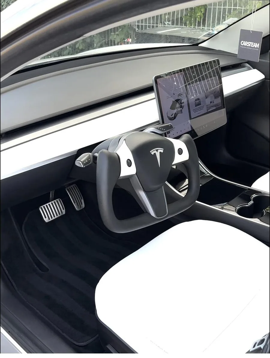 Poste de conduite nettoyé sur une Tesla Model 3